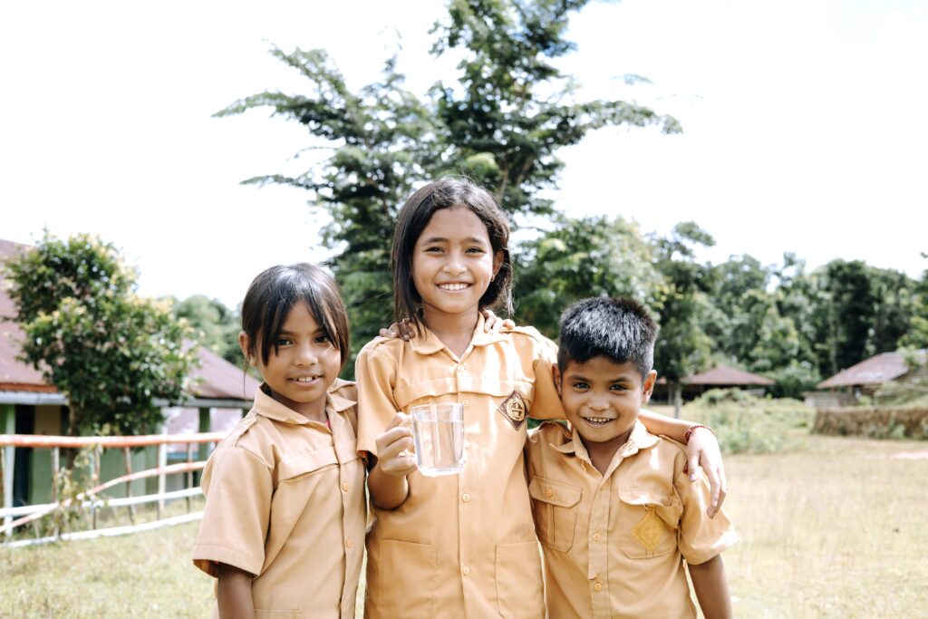 Indonesia Students With Glass (2)